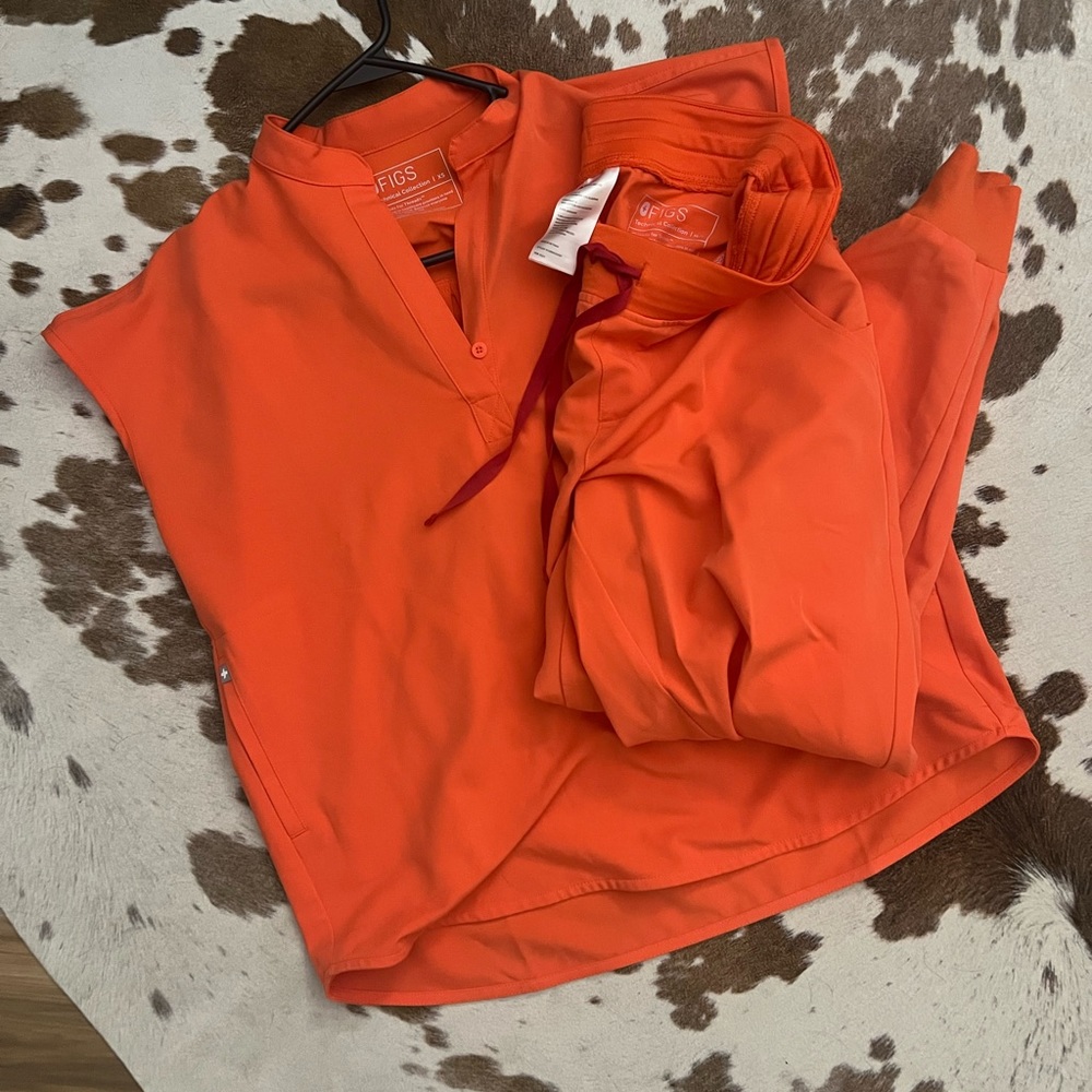 Figs Limited Edition - Sunset Orange Catarina Scrub Top XS - Zamora Jogger MP